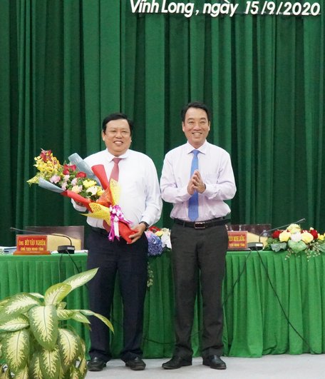 Chủ tịch UBND tỉnh- Lữ Quang Ngời tặng hoa chúc mừng ông Nguyễn Văn Liệt.