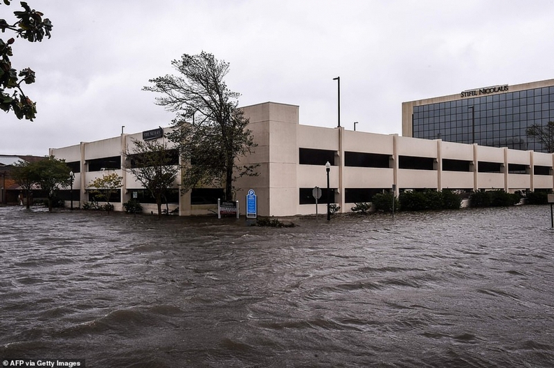 Chịu ảnh hưởng nặng nề nhất là thành phố Pensacola, bang Florida và thành phố Mobile, bang Alabama. Trong ảnh, nước ngập mênh mông tại một bãi đỗ xe ở Pensacola. Ảnh: AFP/Getty.