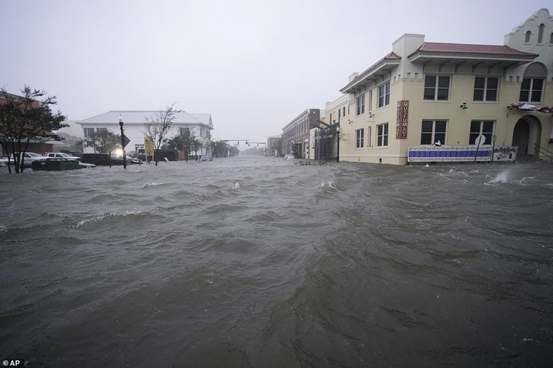 Nhiều tuyến đường ở Pensacola bị biến thành sông sau trận bão. Ảnh: AP.