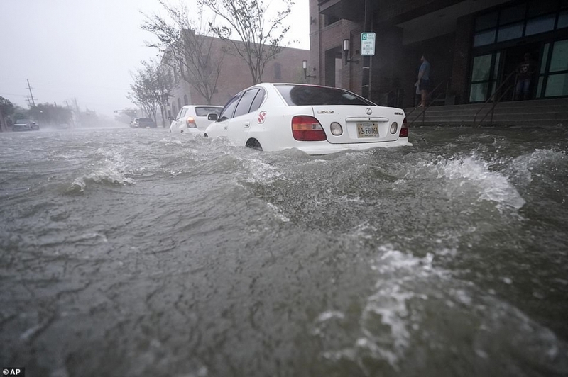 Nước lũ dâng cao tại trung tâm thành phố Pensacola, Florida. Ảnh: AP.