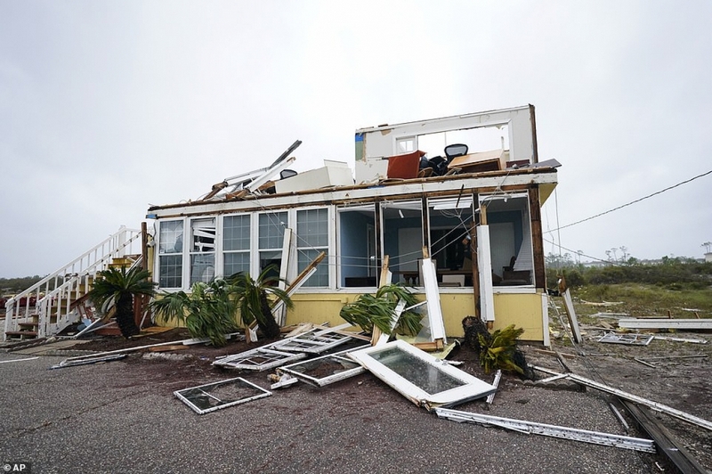 Một cơ sở kinh doanh tại Florida bị phá hủy gần như hoàn toàn sau trận bão. Ảnh: AP.