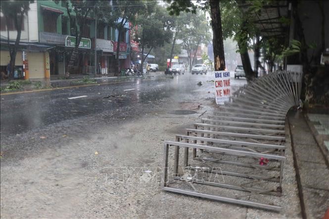  Gió bão quật ngã cổng sắt cơ quan trên đường Hà Nội, thành phố Huế. Ảnh: Đỗ Trưởng/TTXVN
