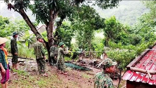  Lực lượng Bộ đội Biên phòng Quảng Bình hỗ trợ bà con vùng biên giới phòng chống bão số 5. Ảnh: Võ Dung/TTXVN
