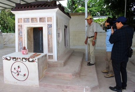 Đoàn công tác của Saigon Tourist đến thăm mộ thân nhân Thoại Ngọc Hầu ở xã Thanh Bình (Vũng Liêm).