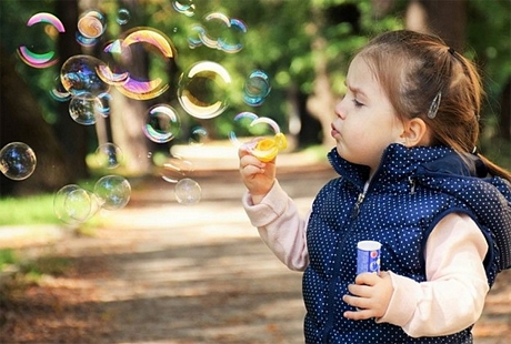 Thổi bong bóng giúp trẻ biết hít thở sâu và từ đó biết cách giữ bình tĩnh.