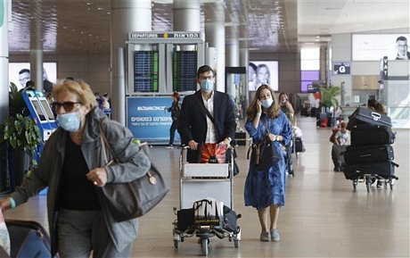 Hành khách đeo khẩu trang phòng dịch COVID-19 tại sân bay quốc tế Ben Gurion ở thành phố Tel Aviv, Israel ngày 17/9/2020. Ảnh: THX/TTXVN
