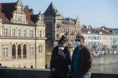 Người dân đeo khẩu trang phòng dịch COVID-19 tại Praha, CH Séc ngày 18/3/2020. Ảnh: AFP/TTXVN