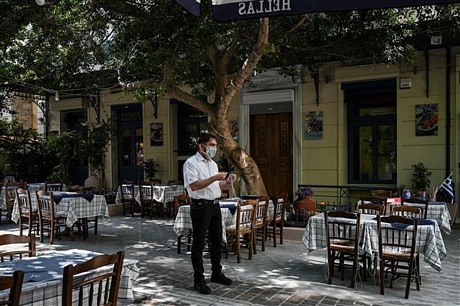  Một nhà hàng vắng khách do dịch COVID-19 tại Athens, Hy Lạp ngày 25/5/2020. Ảnh: AFP/TTXVN
