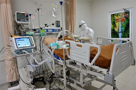Nhân viên y tế điều trị cho bệnh nhân COVID-19 tại bệnh viện ở Bogor, Tây Java, Indonesia ngày 3/9/2020. Ảnh: AFP/ TTXVN