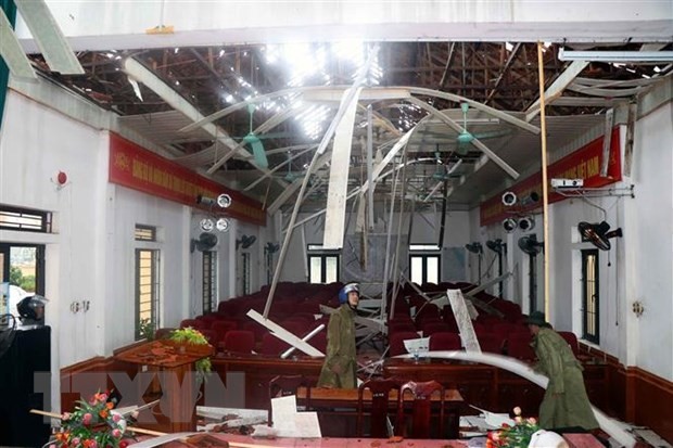 Hội trường UBND xã Thịnh Lộc, huyện Lộc Hà, Hà Tĩnh bị tốc mái hoàn toàn. (Ảnh: Công Tường/TTXVN)