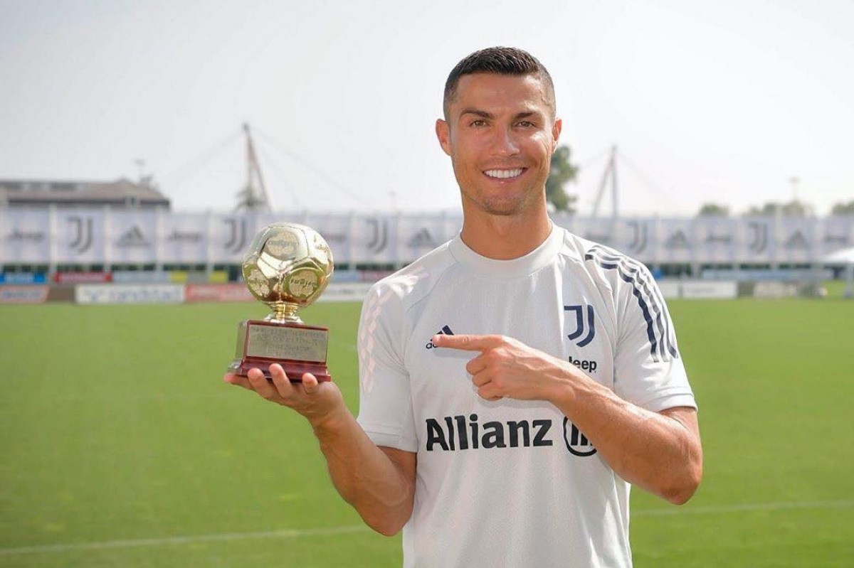 Cristiano Ronaldo khoe danh hiệu với người hâm mộ trên trang cá nhân. (Ảnh: FBNV)