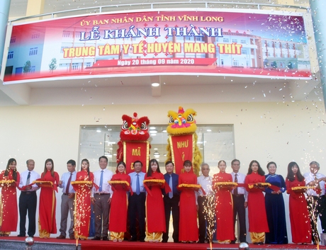 Lãnh đạo cắt băng khánh thành Trung tâm Y tế huyện Mang Thít.