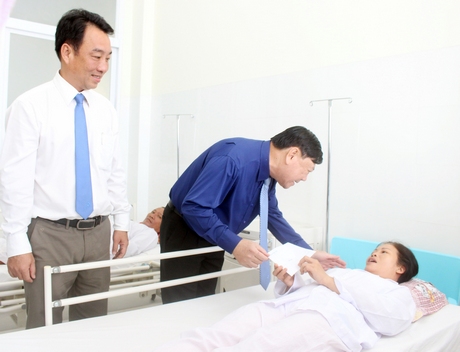 Bí thư tỉnh ủy- Trần Văn Rón và Chủ tịch UBND tỉnh- Lữ Quang Ngời dự  lễ khánh thành và thăm hỏi bệnh nhân tại Trung tâm Y tế huyện.