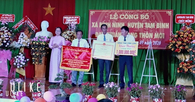 Bà Nguyễn Thị Quyên Thanh- Phó Chủ tịch UBND tỉnh tặng cờ thi đua cấp tỉnh, trao bằng công nhận đạt chuẩn NTM và khen thưởng công trình phúc lợi trị giá 1 tỷ đồng cho xã Bình Ninh.