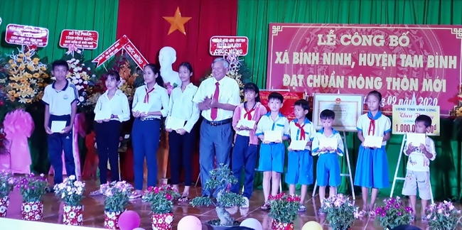 Ông Lê Quang Đạo- Ủy viên Thường vụ Tỉnh ủy, Chủ tịch UBMTTQ Việt Nam tỉnh trao học bổng cho học sinh hiếu học.