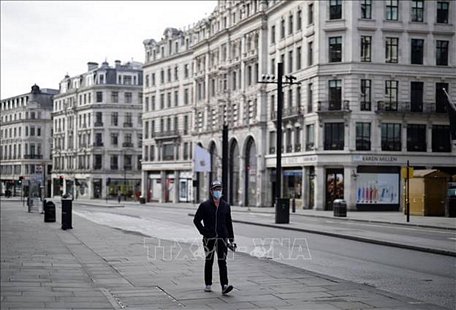 Cảnh vắng vẻ trên đường phố London, Anh khi lệnh phong tỏa có hiệu lực nhằm ngăn dịch COVID-19 lan rộng, ngày 2/4/2020. Ảnh: AFP/TTXVN