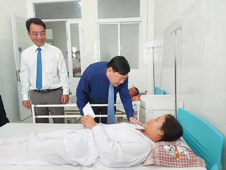 Bí thư Tỉnh ủy- Trần Văn Rón và Chủ tịch UBND tỉnh- Lữ Quang Ngời thăm những bệnh nhân đầu tiên điều trị tại Trung tâm Y tế huyện Mang Thít.