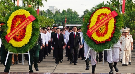 Lãnh đạo Tỉnh ủy- HĐND- UBND- UBMTTQ Việt Nam tỉnh dẫn đầu đoàn đại biểu đến viếng Nghĩa trang liệt sĩ tỉnh.