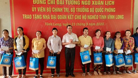 Ông Nguyễn Đình Khang- Ủy viên BCH Trung ương Đảng, Chủ tịch Tổng Liên đoàn Lao động Việt Nam- tặng quà cho công đoàn viên và người lao động nghèo trên địa bàn huyện Vũng Liêm.