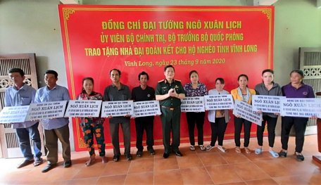 Đại tướng Ngô Xuân Lịch- Ủy viên Bộ Chính trị, Bộ trưởng Bộ Quốc phòng- tặng 20 căn nhà đại đoàn kết cho 20 hộ nghèo của 2 huyện Vũng Liêm, Trà Ôn.