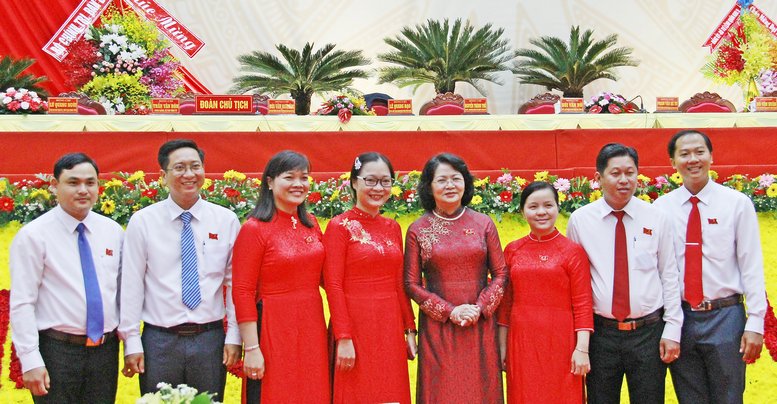 Phó Chủ tịch nước Đặng Thị Ngọc Thịnh (thứ 4, bên phải) và Phó Chủ tịch UBND tỉnh- Nguyễn Thị Quyên Thanh (thứ 4, bên trái) trao đổi với đoàn thanh niên của tỉnh. 