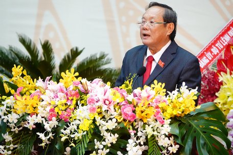 Đồng chí Nguyễn Bách Khoa- Ủy viên Thường vụ Tỉnh ủy, Trưởng Ban Tuyên giáo Tỉnh ủy báo cáo tổng hợp ý kiến đóng góp văn kiện của Trung ương và văn kiện của Đảng bộ tỉnh.