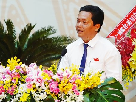Đồng chí Hồ Văn Minh- Tỉnh ủy viên, Bí thư Huyện ủy Long Hồ trình bày tham luận tại đại hội.