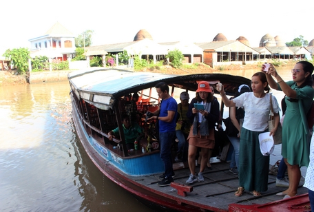Đoàn Famtrip của Sở Du lịch TP Hồ Chí Minh và các công ty lữ hành vừa đến thăm lò gạch Mang Thít.