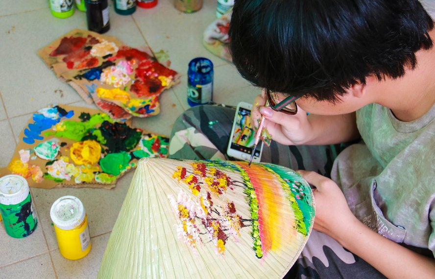 Loại sơn được dùng để vẽ nón lá là sơn Acrylic có độ bền cao, có thể lau bằng khăn ẩm.