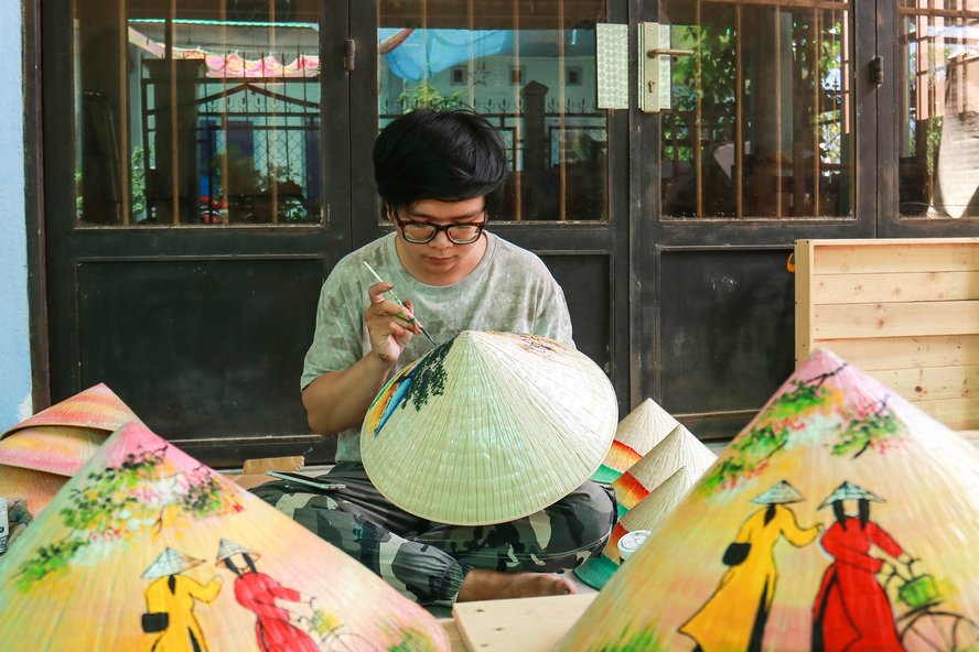  Hơn 1 tháng nay Sơn nhận được rất nhiều đơn hàng vẽ nón lá với tiền công vẽ 100.000 đ/nón.
