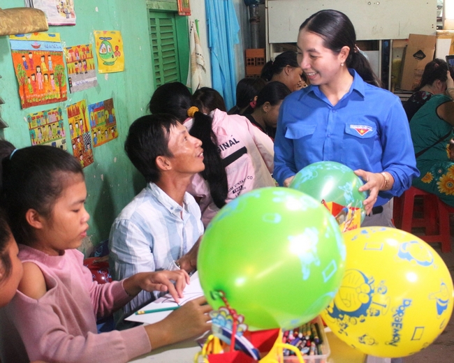 Phó Bí thư Tỉnh Đoàn Vĩnh Long Nguyễn Thụy Yến Phương thăm hỏi các em