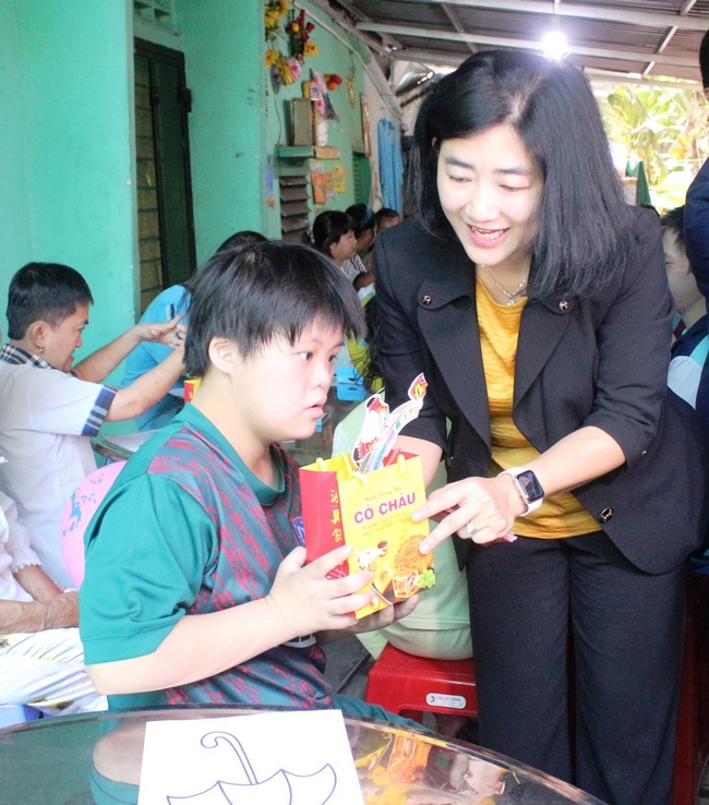 Bà Nguyễn Thị Ngọc Bích- Phó Giám đốc Sở GD- ĐT  tặng quà cho các em