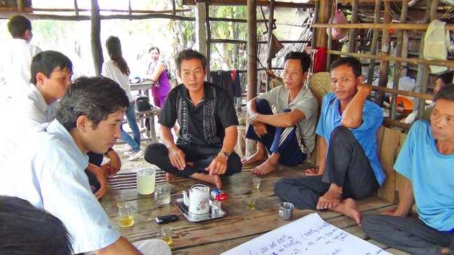 TS. Nguyễn Văn Kiền (bìa trái) thường xuyên có những cuộc họp ngay tại ruộng lúa mùa cùng bà con nông dân xã Vĩnh Phước (huyện Tri Tôn- An Giang).