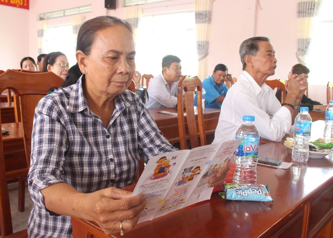 Đại diện hơn 120 hộ gia đình trên địa bàn huyện Long Hồ được nghe triển khai “Bộ tiêu chí ứng xử trong gia đình”.