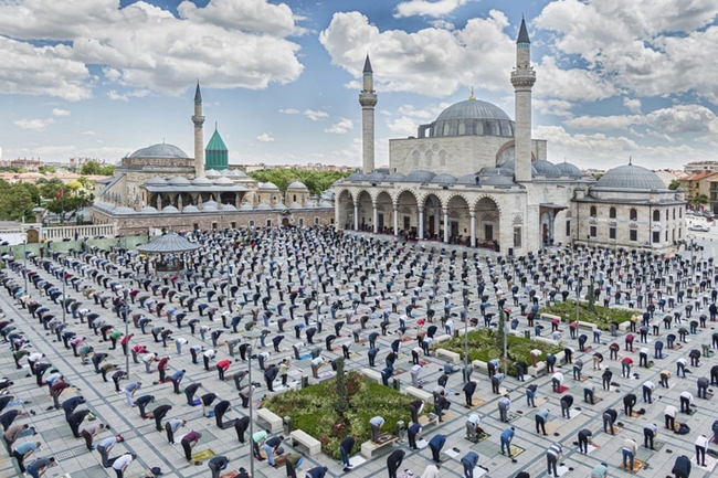 Trong lúc thực hành nghi lễ tôn giáo vào ngày thứ Sáu, các tín đồ Hồi giáo tại Konya, Thổ Nhĩ Kỳ, vẫn duy trì giãn cách xã hội và dần quen với trạng thái mới trong thời gian dịch Covid-19 hoành hành. (Tác giả: Levent Ates)