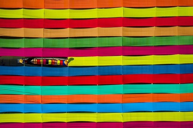 Những sắc màu của vải trên hồ Inle, Myanmar. (Tác giả: Zay Yar Lin)