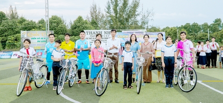 Ông bầu đội bóng Lộc Tài FC- Đỗ Phước Lộc (đứng bìa bên phải) cùng BTC, tổ trọng tài và 2 đội bóng trước giờ thi đấu.