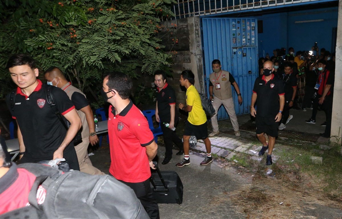 Đặng Văn Lâm cùng Muang Thong United ra về sau khi trận đấu bị hủy vì sự cố mất điện. (Ảnh: SiamSport)