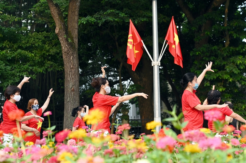 Trong ban mai, người dân Thủ đô tập thể dục trong khung cảnh vắng lặng bên hồ Hoàn Kiếm.
