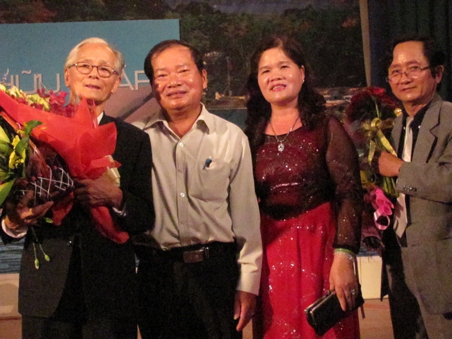 Nhạc sĩ Trần Hữu Pháp (bìa trái) trong lễ mừng thọ 80 tuổi.