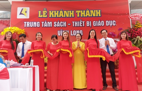 Phó Chủ tịch UBND tỉnh- Nguyễn Thị Quyên Thanh và các đại biểu thực hiện nghi thức cắt băng khánh thành trung tâm