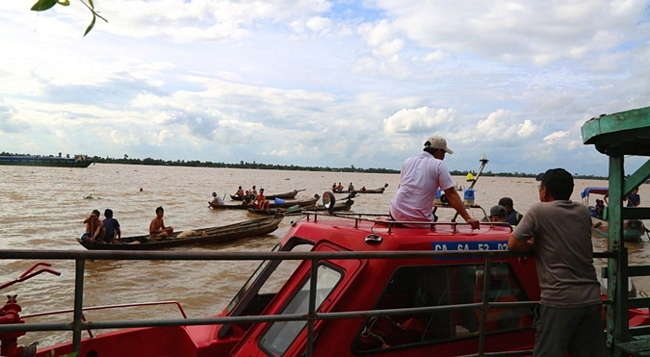 Lực lượng chức năng triển khai đội hình tìm kiếm nạn nhân trên sông Tiền, đoạn thuộc thủy phận xã Đồng Phú (Long Hồ).