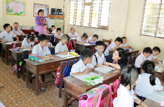 Bà Nguyễn Thị Ngọc Bích- Phó Giám đốc Sở GD- ĐT Vĩnh Long- kiểm tra việc thực hiện chương trình lớp 1 ở các trường.
