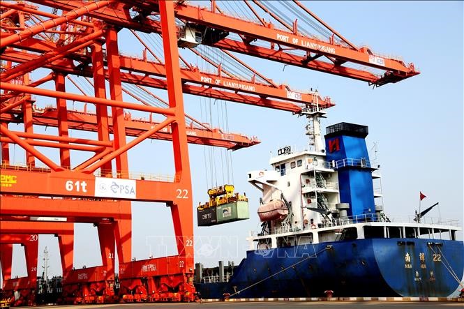 Bốc dỡ container hàng hóa tại cảng ở Liên Vân Cảng, tỉnh Giang Tô, Trung Quốc ngày 7/9/2020. Ảnh: THX/TTXVN