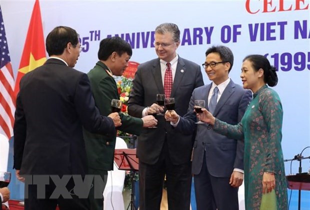 Phó Thủ tướng Vũ Đức Đam, Đại sứ Mỹ tại Việt Nam Daniel Kritenbrink, Chủ tịch Liên hiệp các tổ chức hữu nghị Việt Nam Nguyễn Phương Nga cùng các đại biểu nâng ly chúc mừng tại Lễ kỷ niệm. (Ảnh: Văn Điệp/TTXVN)