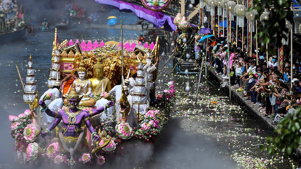 Người dân tham gia lễ hội hoa sen ở tỉnh Samut Prakan, miền trung Thái Lan hôm 1/10/2020. Ảnh: Reuters
