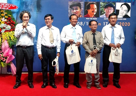 Hội Mỹ thuật TP Hồ Chí Minh tặng quà cho 4 họa sĩ tham gia triễn lãm