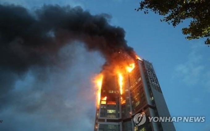 Đám cháy được cho là bùng phát từ tầng 12 của tòa nhà. (Ảnh: Yonhap)