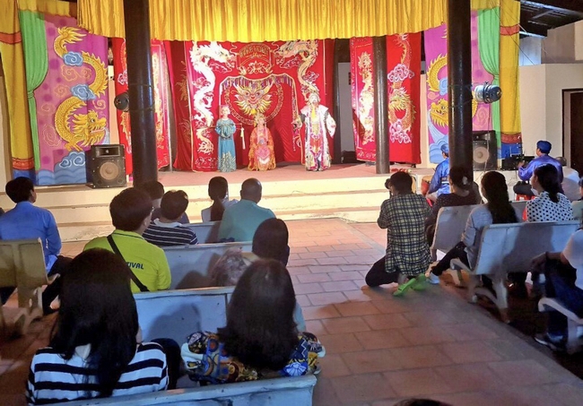 Du khách và người dân xem hát bội tại đình An Bình.