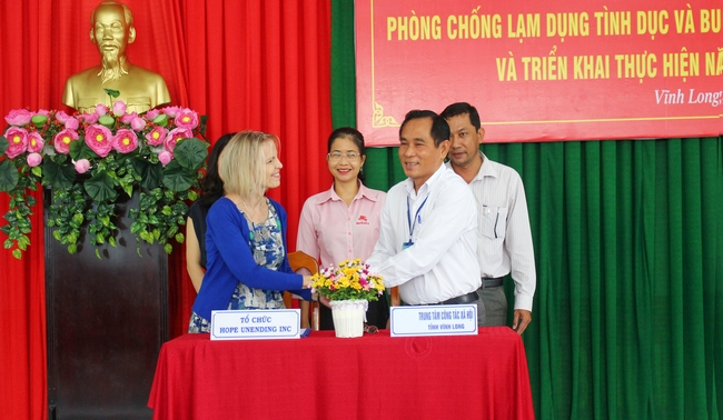 Ông Võ Văn Tấn Hùng- Giám đốc Trung tâm Công tác xã hội- ký kết hỗ trợ tư vấn về bình đẳng giới, phòng chống lạm dụng tình dục và buôn người với Tổ chức Hope Unending.